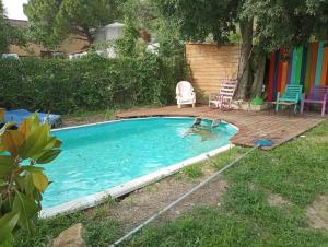 une petite piscine avec une terrasse et un patio dans l'établissement le gite d'Alice, à Vacqueyras 2 autres photos