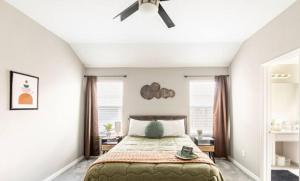 una camera con letto e ventilatore a soffitto di Family Home close to AT&T Stadium w Game Room and Large Patio ad Arlington