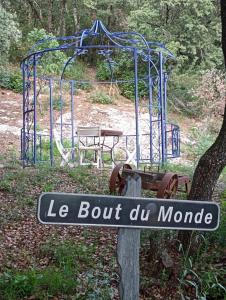 Ein Schild, auf dem steht: "Le bout du monde" vor einem Spielplatz. in der Unterkunft le gite d'Alice in Vacqueyras