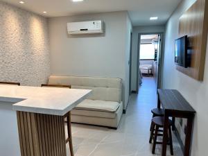a living room with a couch and a table at Aconchegante FLAT 807 in Vila Velha