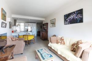 un salon avec deux canapés et une cuisine dans l'établissement Fleurs de Nice furnished flat, à Nice