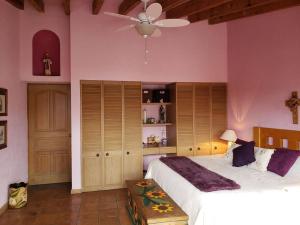 una camera da letto con un letto grande e un ventilatore a soffitto di Casa mexicana para 10 en el centro de Valle a Valle de Bravo Altre 23 foto