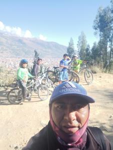 Ein Mann mit einem Hut und eine Gruppe von Leuten auf Fahrrädern. in der Unterkunft El Amauta de los Andes Lodging Erik House in Huaraz