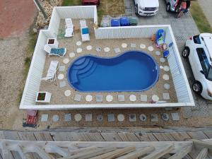 einen Luftblick auf einen Pool im Hinterhof in der Unterkunft 2508 Beach Rd, Semi-Oceanfront, Pool/Hot Tub in Nags Head