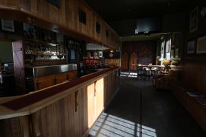 bar z drewnianym blatem w pubie w obiekcie The Exchange Hotel - Offering Heritage Style Accommodation w mieście Beaconsfield