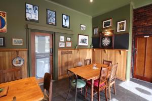 The Exchange Beaconsfield - Offering Heritage Accommodation的电视和/或娱乐中心