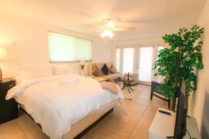 1 dormitorio con 1 cama blanca grande y 1 sofá en NEAR CLEARWATER AND TARPON SPRING WITH WATER VIEW, en Holiday