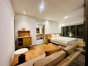 una habitación de hotel con una cama y un sofá en Bungalow Homes, en Bandung 137 fotos más