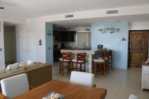 a living room and kitchen with a couch and a table at Corona Del Sol 1003, Puerto Peñasco, Las Conchas in Puerto Peñasco