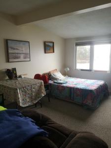 1 dormitorio con 2 camas y ventana en Paradise Inn en North Bay