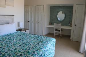 a bedroom with a bed and a mirror and a desk at Corona Del Sol 1003, Puerto Peñasco, Las Conchas in Puerto Peñasco