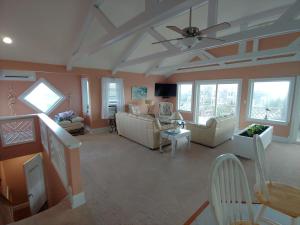 sala de estar con sofás y ventilador de techo. en 2508 Beach Rd, Semi-Oceanfront, Pool/Hot Tub, en Nags Head