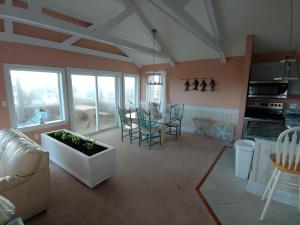 eine Küche und ein Esszimmer mit einem Tisch und Stühlen in der Unterkunft 2508 Beach Rd, Semi-Oceanfront, Pool/Hot Tub in Nags Head