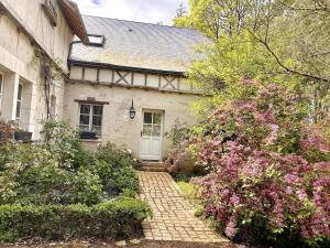 Souvigny-de-TouraineにあるGîte Souvigny-de-Touraine, 3 pièces, 4 personnes - FR-1-381-470の白い扉につながるレンガ造りの家