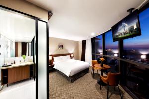 um quarto de hotel com uma cama e uma televisão em Pyeongtaek K-tree Hotel em Pyeongtaek