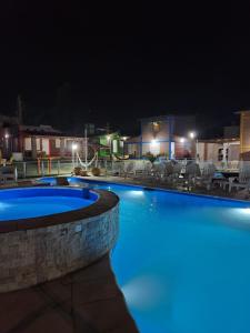 ein Pool in der Nacht mit blauen Lichtern in der Unterkunft Complejo M&M in Bialet Massé