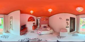 Schlafzimmer mit orangefarbener Decke und einem Bett in einem Zimmer in der Unterkunft Mansão Dubai in Santa Cruz Cabrália