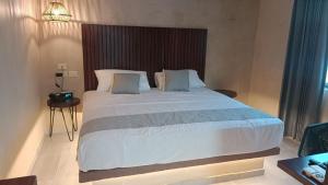 Hotel Yaxactun 객실 침대