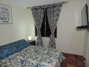 Un dormitorio con una cama y una ventana con cortinas. en LO MEJOR DE BOGOTAa, en Bogotá 22 fotos más