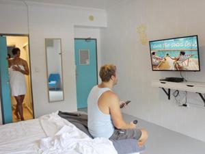 TV a/nebo společenská místnost v ubytování Port Douglas Backpackers