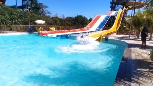 um escorrega aquático num parque aquático em Spazzio Diroma Acqua e Splash Caldas novas, GRATIS PARK em Caldas Novas