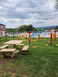 einen Park mit einem Picknicktisch und einem Spielplatz in der Unterkunft Complejo M&M in Bialet Massé