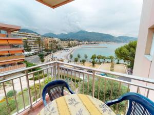 Un balcón con dos sillas y vista al mar. en Studio spacieux avec terrasse face mer et coin nuit, proche plages et commerces, à 10 min de Monaco - FR-1-196-337, en Roquebrune-Cap-Martin
