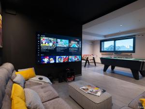 Gallery image of Grand chalet avec piscine intérieure, spa et salle de jeux - FR-1-686-31 in Arc 1800