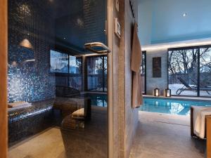 Gallery image of Grand chalet avec piscine intérieure, spa et salle de jeux - FR-1-686-31 in Arc 1800