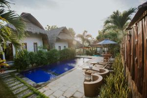 Kolam renang di atau dekat dengan Jona Bungalow