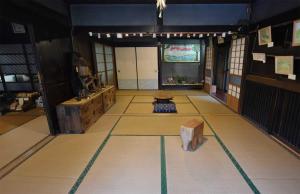 an inside view of a room with a table and a floor at 佐左衛門（さざえもん） in Yokosuka