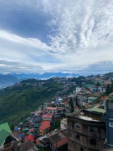 uitzicht op een stad met gebouwen en bergen bij Mount Olive in Darjeeling