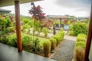 Seatiki Resort Fiji外面的花园