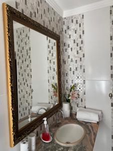 a bathroom with a sink and a mirror at Mansão Dubai in Santa Cruz Cabrália