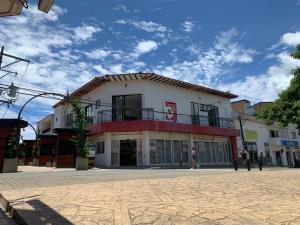 Un edificio blanco con un borde rojo en una calle. en Aloja-T Hispania, Ant, en Hispania