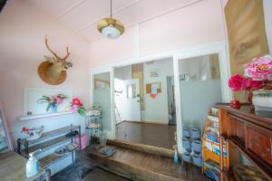 ein Ankleidezimmer mit einem Spiegel und einem Hirschkopf an der Wand in der Unterkunft 小樽民泊太田1号館 in Otaru
