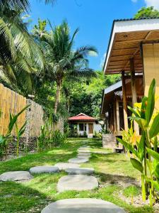 un giardino con gradini di fronte a una casa di AA Jungle Guesthouse a San Juan
