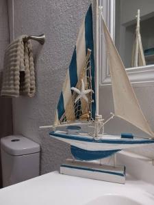 um modelo de barco em um lavatório em uma casa de banho em Tara condo em San Antonio