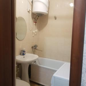 y baño con lavabo, aseo y bañera. en Однокомнатная квартира в Караганде en Karagandá