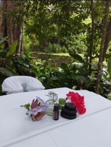 een witte tafel met bloemen erop bij Casa el Colibrí in Parrita