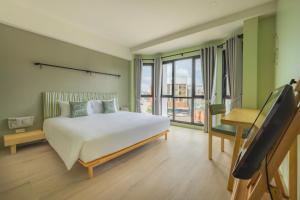 Postel nebo postele na pokoji v ubytování Chamemon Bed Phuket Town