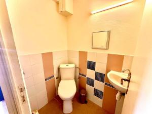 La salle de bains est pourvue de toilettes et d'un lavabo. dans l'établissement Paisible T2 sur Sainte-Marie, à Sainte-Marie
