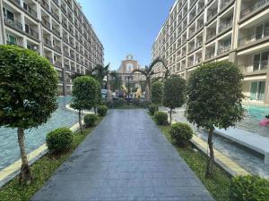 a walkway in the middle of a large building at Romantic beach apartment芭堤雅水系高档酒店式公寓可做饭 in Jomtien Beach