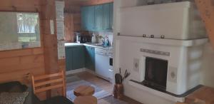 クーサモにあるPusikkoのキッチン(青いキャビネット、暖炉付)