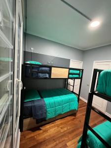 1 dormitorio con 2 literas en una habitación en Casa Ribera Hotel Providencia, en Santiago