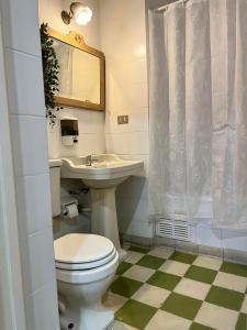 uma casa de banho com um WC e um lavatório em Casa Ribera Hotel Providencia em Santiago