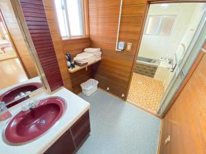 Ванная комната в 5LDK宜野湾ゆんたくHOUSE +42 фотографии
