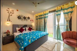 um quarto com uma cama e uma grande janela em Rizell Alexis em Shimla