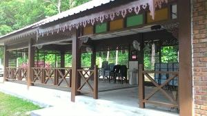 Balkón nebo terasa v ubytování D'Impiana Riverview Chalet # Lenggong