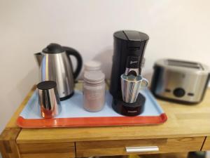 ein Tablett mit einer Kaffeemaschine und einem Mixer auf der Theke in der Unterkunft FeWo Apland in Landau in der Pfalz